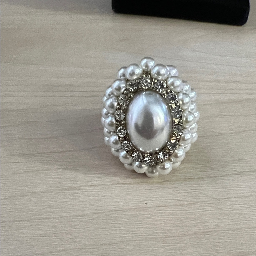 Elegant Pearl and Silver Women's Ring